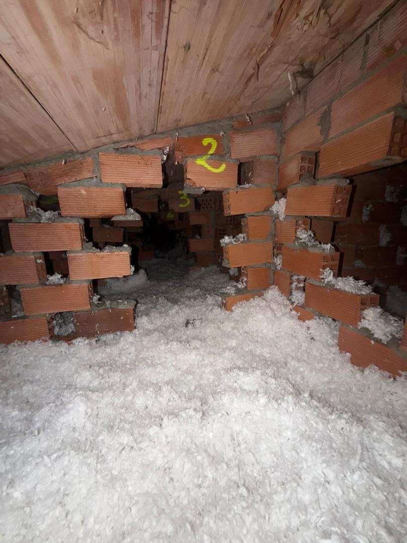 Después: espacio bajo cubierta relleno de aislamiento insuflado